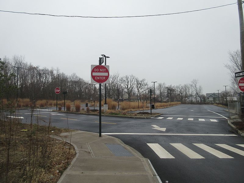 File:Arthur Kill station parking lot.jpg