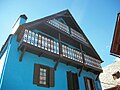 Detalle de la decoración del balcón de la casa azul