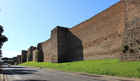 Стены древнего рима. Стена Аврелиана в Риме. Оборонительная стена Аврелиана. Аврелианова стена в Риме. Стена Сервия Рим.
