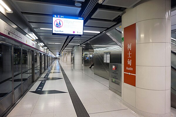 Platform 1 of Austin station in July 2017