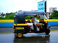 Un Auto-rickshaw als carrers de Gurgaon (Haryana, Índia)