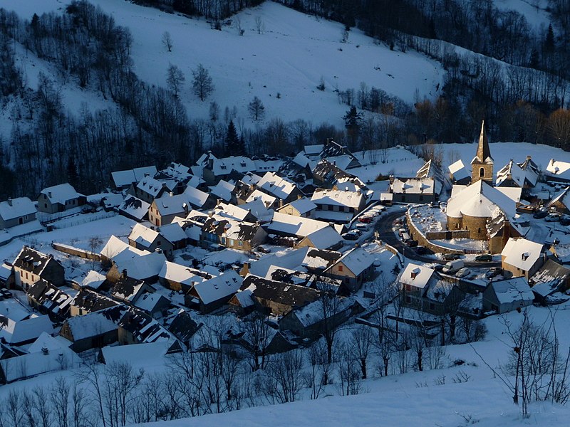 File:Azet-Hautes-Pyrenees-en-hiver.JPG