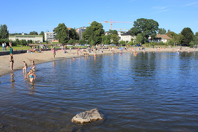 File:Badestranda ved Koigen på Hamar.JPG