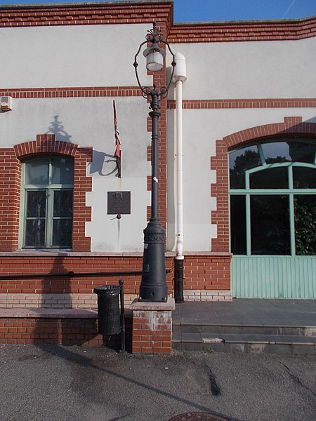 File:Bahnhof, Hauptgebäude, Lampe und Gedenktafel, 2021 Sátoraljaújhely.jpg