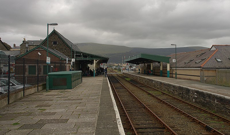 File:Barmouth railway station MMB 01.jpg