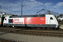 Baureihe 101 063 mit Bauhaus Dessau Werbung.jpg