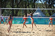 Deutsch: Beachvolleyball bei den Olympischen Jugendspielen 2018; Tag 8, 14. Oktober 2018; Mädchen, Achtelfinale – Bolivien-Puerto Rico 0:2 (18–21/18–21 ) English: Beach volleyball at the 2018 Summer Youth Olympics at 14 October 2018 – Girls Round of 16 – Bolivia-Puerto Rico 0:2 (18–21/18–21 )