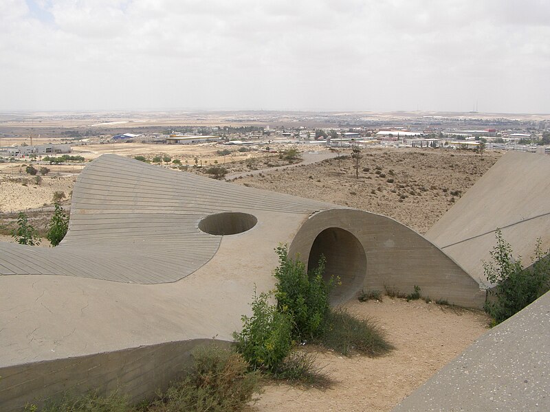 800px-Beersheba%2C_Monument_to_Negev_Brigade%2C_Bunker_01.jpg