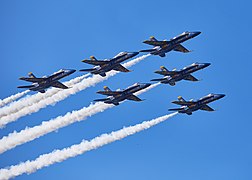 Blue Angels en formation delta pendant la Fleet Week 2018 de San Francisco.