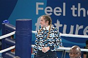 Deutsch: Boxen bei den Olympischen Jugendspielen 2018 Tag 12, 18. Oktober 2018 - Medaillenzeremonie im Leichtgewicht der Mädchen - Gold: Caroline Sara DuBois (Großbritannien), Silber: Porntip Buapa (Thailand), Bronze: Oriana Saputo (Argentinien); Medaillenübergabe durch Habu Gumel (IOC, Nigeria), Geschenkübergabe durch Raymond Silvas (USA, AIBA). English: Boxing at the 2018 Summer Youth Olympics on 18 October 2018 – Girl's Lightweight Medal Ceremony - Gold: Caroline Sara DuBois (Great Britain), Silver: Porntip Buapa (Thailand), Bronze: Oriana Saputo (Argentina); Medal handover by Habu Gumel (IOC, Nigeria), Gift presented by Raymond Silvas (USA, AIBA). Español: Boxeo en los Juegos Olímpicos Juveniles de Verano de 2018 en 18 de octubre de 2018 - Ceremonia de la Medalla de peso ligero para niñas - Oro: Caroline Sara DuBois (Gran Bretaña), Plata: Porntip Buapa (Thailand), Bronce: Oriana Saputo (Argentina); Entrega de medallas por Habu Gumel (COI, Nigeria), Regalo presentado por Raymond Silvas (EE. UU., AIBA).