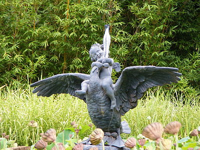 Статуя «Мальчик на лебеде»