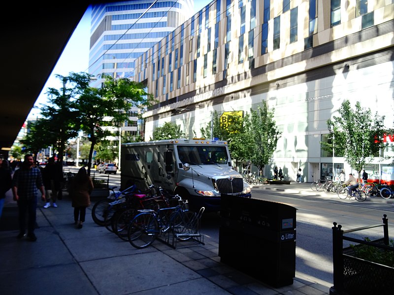 File:Brinks armoured car on Dundas, 2017 10 17 (37545134200).jpg