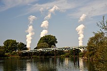 Le pont entre Cattenom et Kœnigsmacker (centrale nucléaire de Cattenom en arrière-plan).