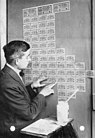 Bundesarchiv Bild 102-00104, Inflation, Tapezieren mit Geldscheinen.jpg