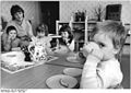 Bundesarchiv Bild 183-1989-0407-015, Kramsdorf, Krippenkinder beim Essen.jpg