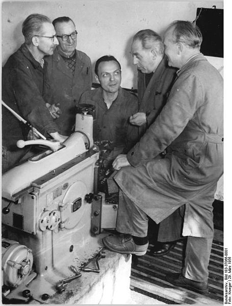 File:Bundesarchiv Bild 183-37066-0001, VEB Niles Pressluftwerkzeuge, Abteilung Werkzeugbau.jpg