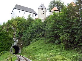 Burg Ozalj mit den Eisenbahntunnel.JPG
