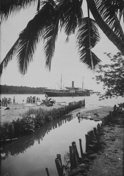 File:COLLECTIE TROPENMUSEUM S.S. Van Heemskerk van de Koninklijke Paketvaart Maatschappij (KPM) voor anker bij Sanana TMnr 60034945.jpg