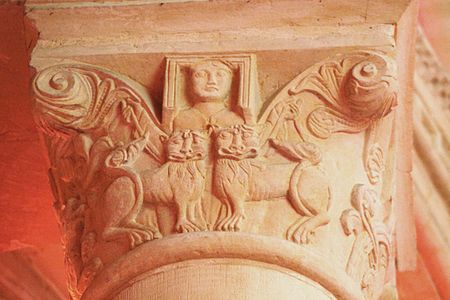 Chapiteau du chœur avec sculpture de Guillaume le Conquérant tenant deux lions en laisse[12].