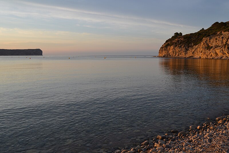 File:Cala Sardinera al capvespre, Xàbia.jpg