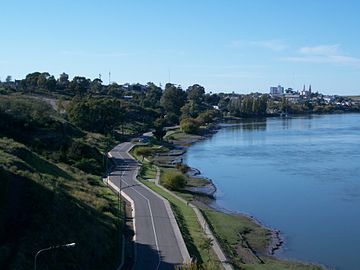 L'avenue côtière de Carmen de Patagones longe la rive nord du fleuve río Negro, face à la ville voisine de Viedma (capitale de la province de Río Negro, non loin de l'embouchure du fleuve dans l'Atlantique.