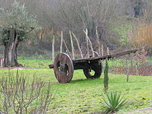 A Galician traditional carro. The wheels are built with cambas or curved pieces; the laterals of the cart are called chedas. Carro Ribadavia 060115 05.jpg