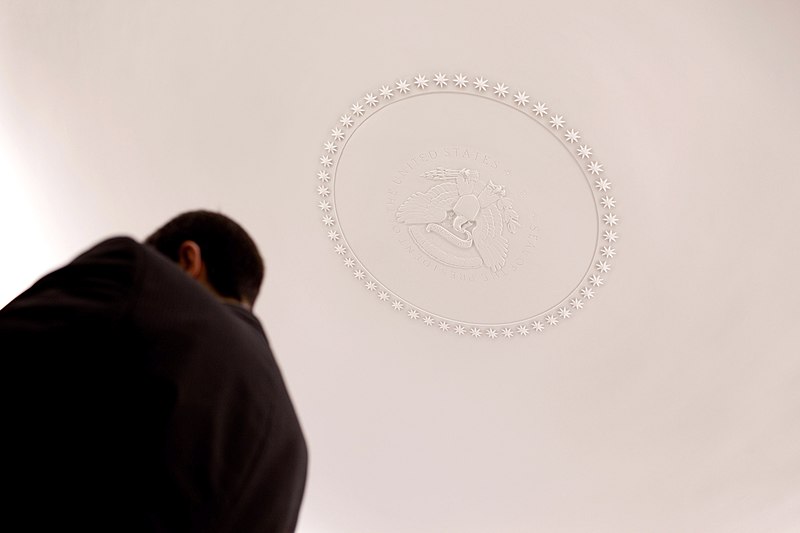 File:Ceiling medallion of the presidential seal in the Oval Office.jpg