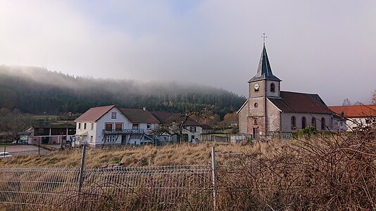 Centre du village de Biffontaine avec la forêt en arrière-plan.