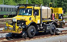 Zweiwegefahrzeug zur Vegetations­bekämpfung auf Unimog-Fahrgestell