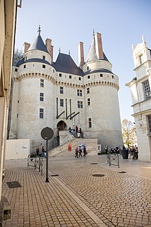 Fichier:Château_de_Langeais,_rue_Gambetta.jpg