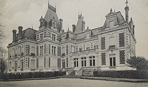 Fotografía en blanco y negro de un castillo y su parque.