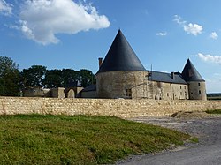 Charbogne (Ardennes) ferme fortifié.JPG