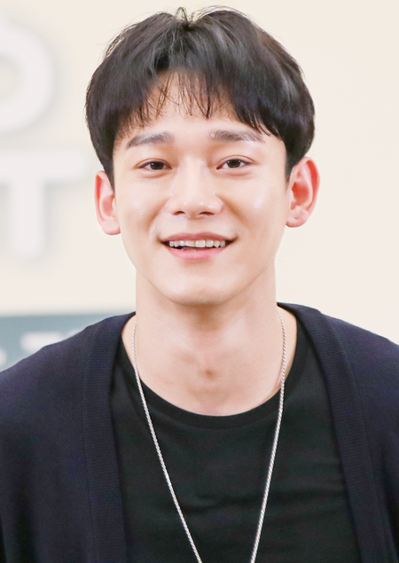 ไฟล์:Chen_at_busking_event_in_Seoul_on_August_31,_2019.png