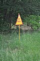 English: Radiation sign in village Kopachi Polski: Ostrzeżenie przed promieniowaniem we wsi Kopaczi