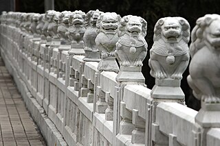 Statues of lions on the Shakadang Bridge