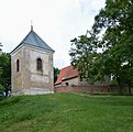 English: Church of Saint George in Hradešín, Kolín District, the Czech Republic. Čeština: Kostel svatého Jiří s rotundou v obci Hradešín, okres Kolín.