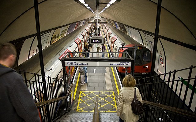 Clapham Common tube station platform