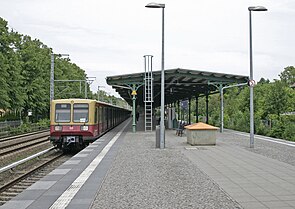 Bahnsteig des S-Bahnhofs Zeuthen mit einfahrendem Zug nach Königs Wusterhausen, 2018