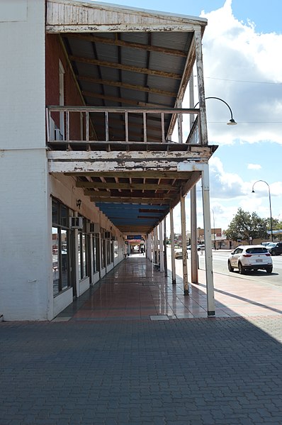 File:Cobar Great Western Hotel Veranda 003.JPG