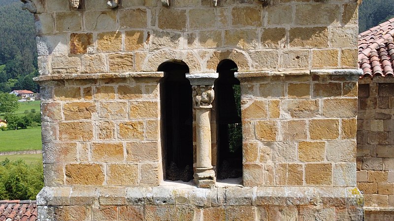 File:Colegiata de Santa Cruz de Castañeda, capitel campanario.jpg