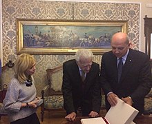 Rita Pavone sulla sinistra, Ferruccio Merk Ricordi (Teddy Reno) al centro e il Sindaco di Trieste Roberto Dipiazza sulla destra durante la consegna del Sigillo trecentesco (25 ottobre 2016)