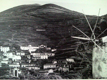 A view from Ponta Negra towards the old Vila do Corvo, before the airfield, with windmill Corvo, inicio do Sec, XX, paisagem, Arquivo de Villa Maria, Angra do Heroismo, ilha Terceira, Acores.jpg