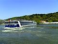 Kreuzfahrtschiff auf der Donau beim Wenden