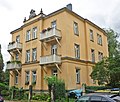 Apartment house with parts of the enclosure in open development