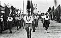 אלי לוי מוביל את הפלוגה הימית של הפועל בתהלוכת יום הים 1950.