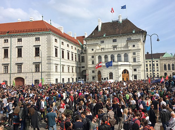 A rally on the Ballhausplatz on 18 May 2019 demanding an early election