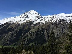 Le pic de la Dent Parrachée, enneigé, sous un ciel bleu.