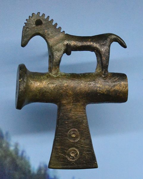 File:Destral decorada de bronze, 800 - 750 aC, Hallstatt (cropped).JPG