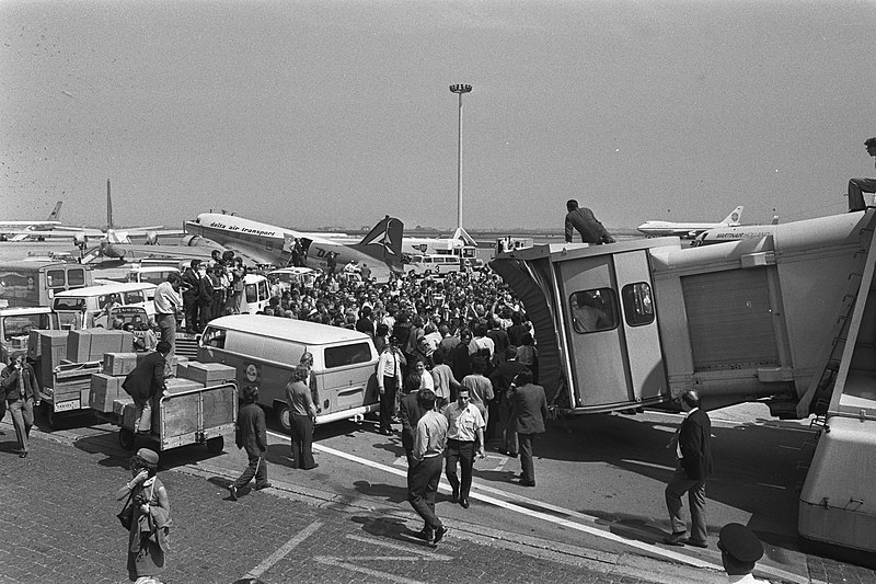 File:Drukte op Schiphol bij de aankomst van Ajax, Bestanddeelnr 924-6138.jpg