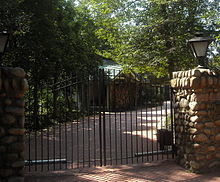 Inscribed entrance gate Dumblane, DC.jpg